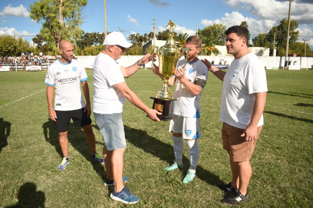 Entrega Copa Ciudad de Crespo a Cultural